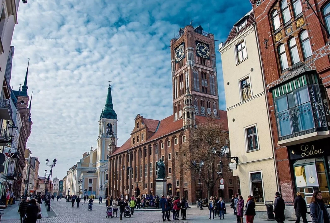 Zabytkowe Stare Miasto w Toruniu. Widok na ulicę, kamieniczki oraz zabytki