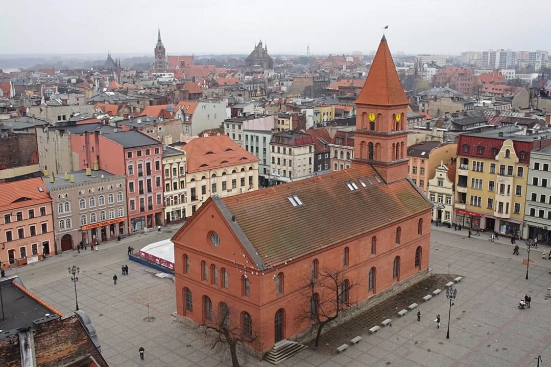 Widok z lotu plata na Rynek Nowomiejski w Toruniu wraz z jego zabudową.