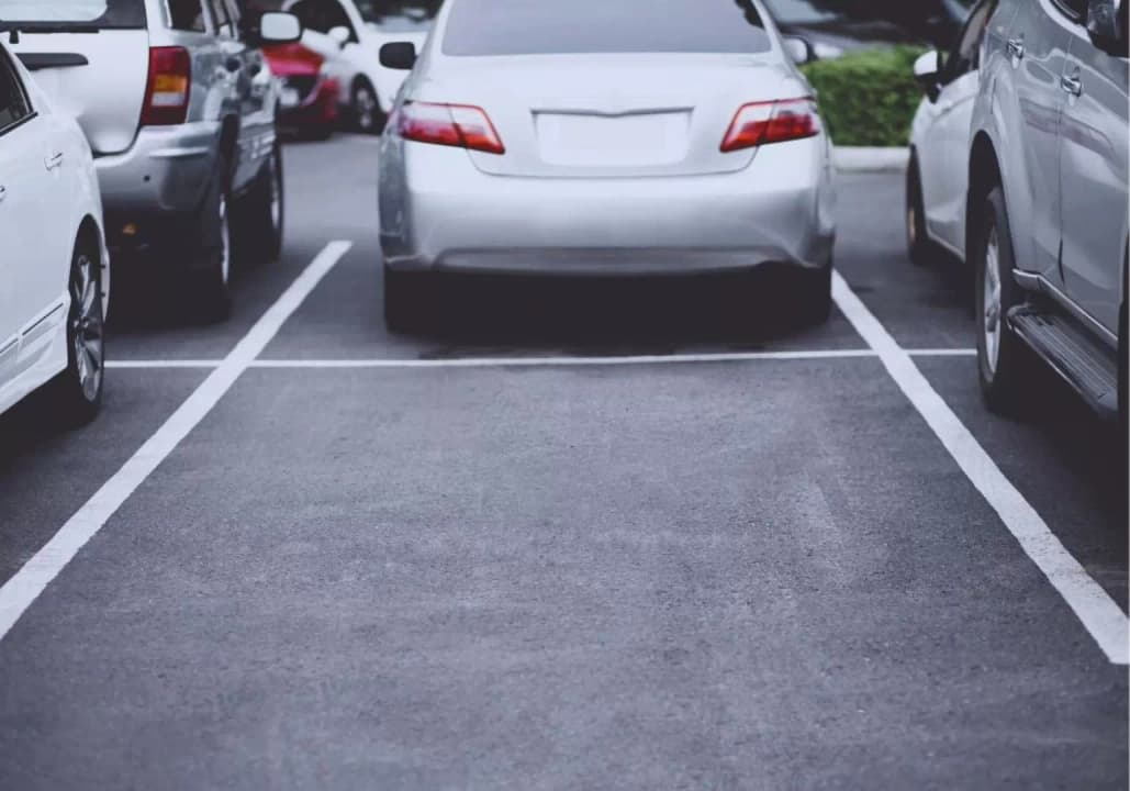 Parkowania tyłem do budynku - co grozi?