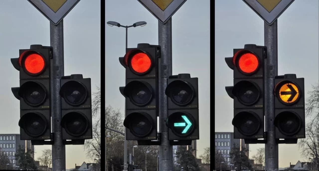 Warunkowa strzałka na sygnalizatorze - czy trzeba się zatrzymać?