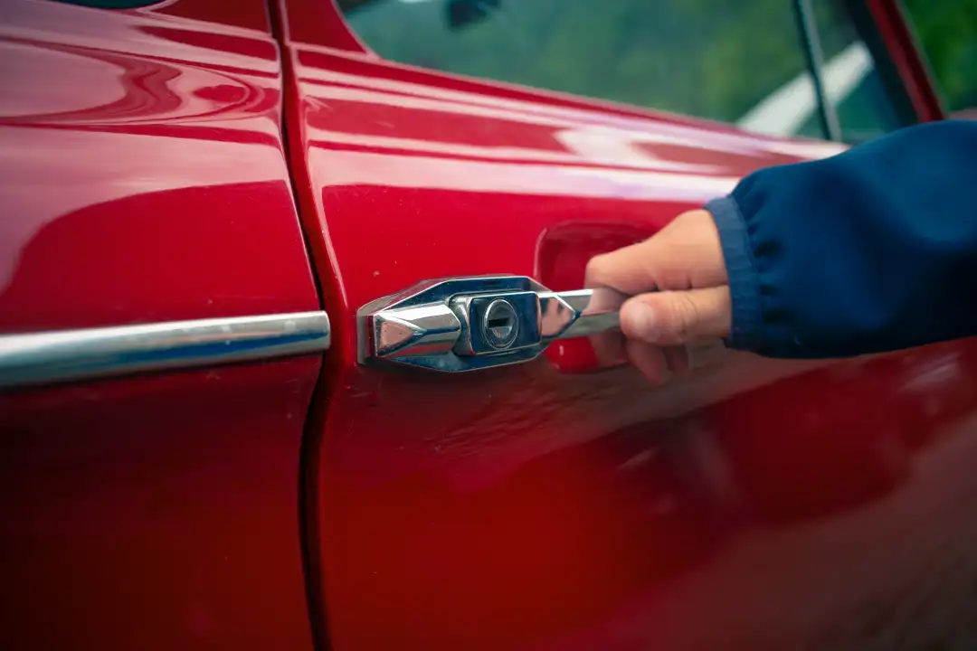 Rozładowana bateria w kluczyku – jak otworzyć i odpalić auto?