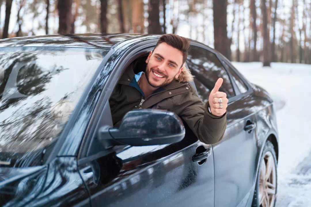 Jazda samochodem z wypożyczalni zimą - 5 zasad bezpiecznego poruszania się na śniegu i we mgle