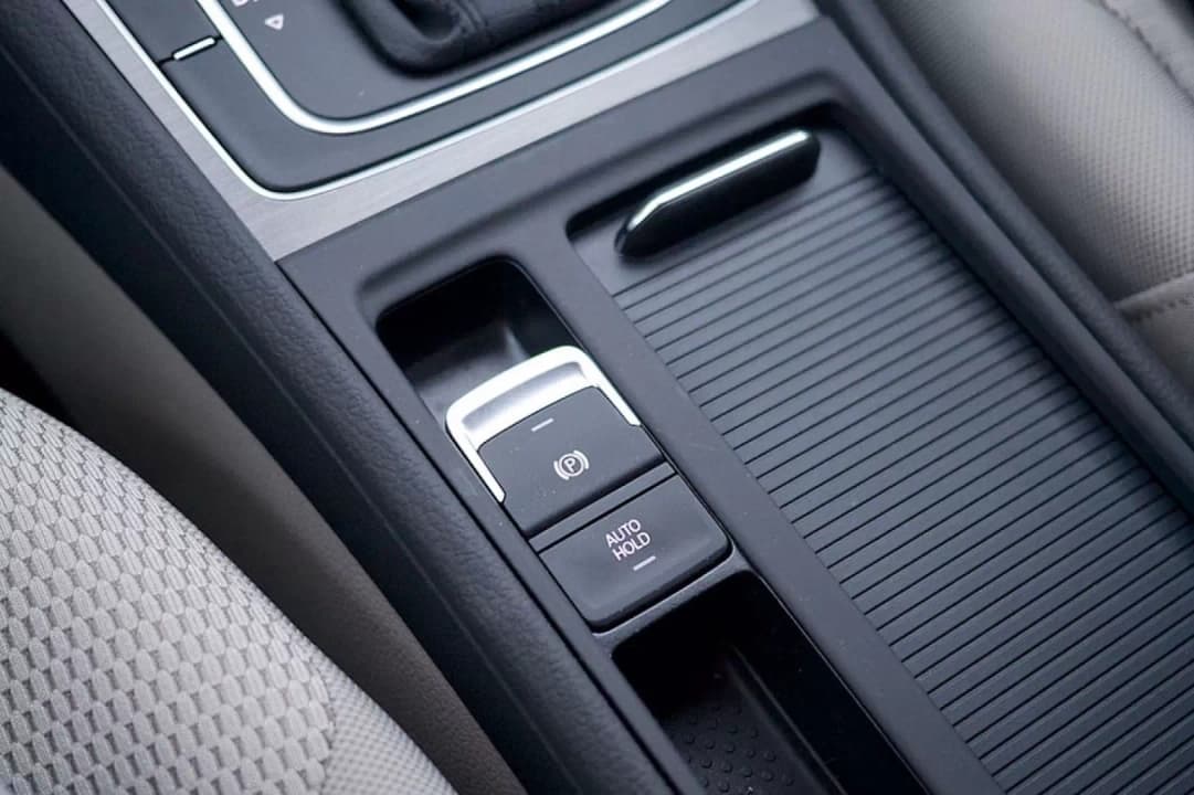 Funkcja Auto Hold. Jak działa automatyczny hamulec postojowy?