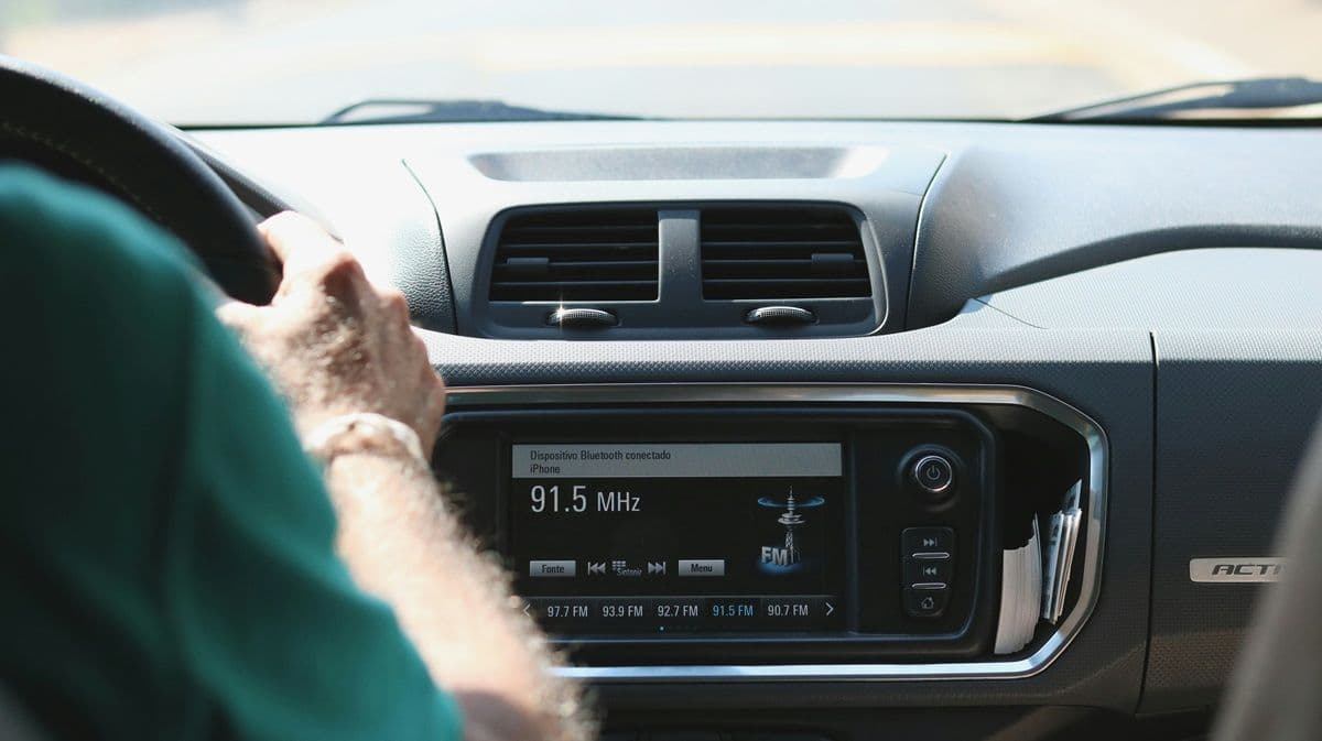Android Auto i Apple CarPlay – jak szybko połączyć smartfon z autem z wypożyczalni?
