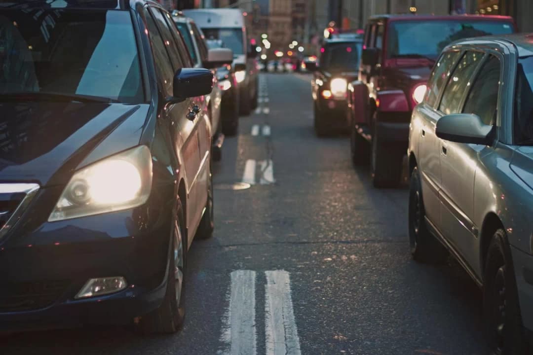 Jazda na suwak - przepisy, mandaty i wpływ na bezpieczeństwo ruchu