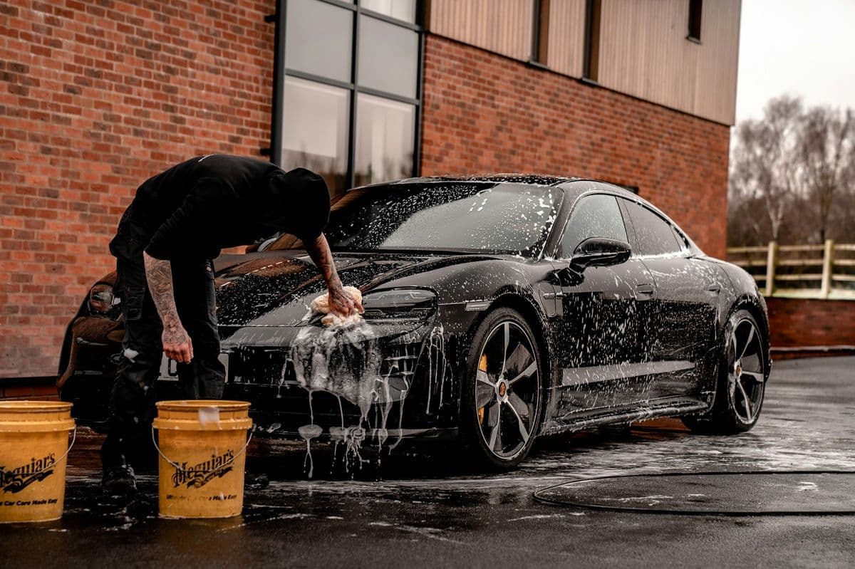 Czy trzeba myć auto z wypożyczalni przed zwrotem? Standardy czystości