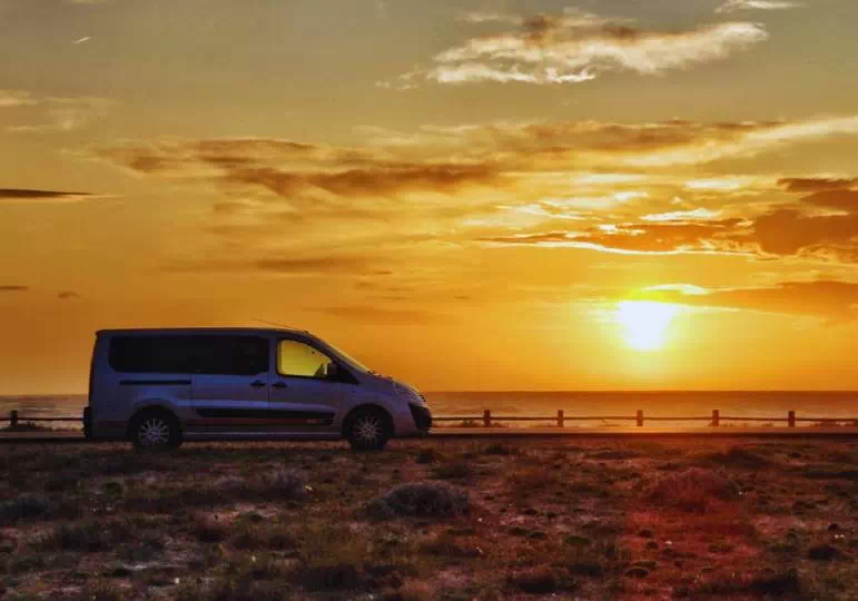 Bus i zachód słońca nad morzem