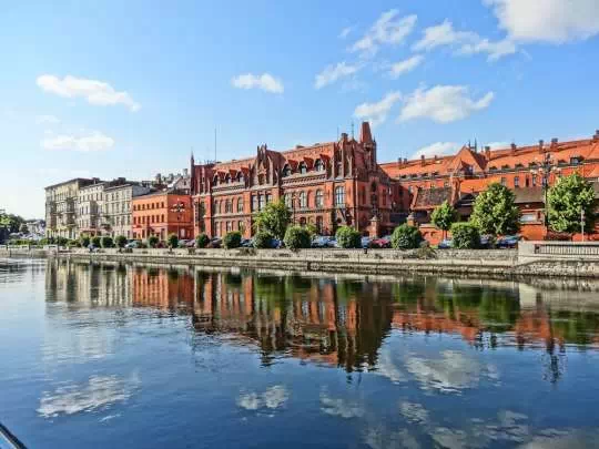 Bydgoszcz, widok z rzeki (źródło:https://pixabay.com/pl/photos/bydgoszcz-nabrze%C5%BCe-904093/)