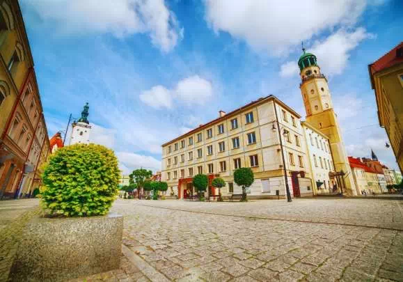 Ratusz i rynek w Oleśnicy