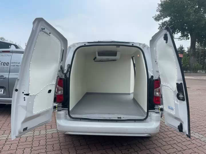 Samochód chłodnia wewnątrz Fiat Doblo / fot. CarFree