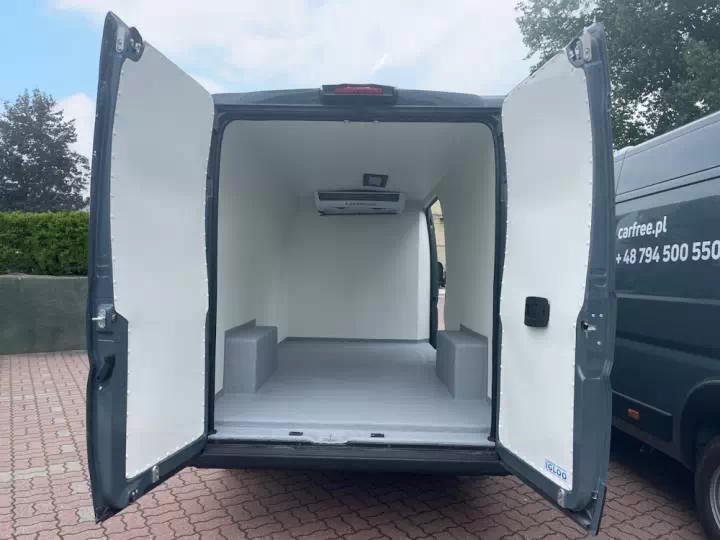 Samochód chłodnia wewnątrz Fiat Ducato / fot. CarFree