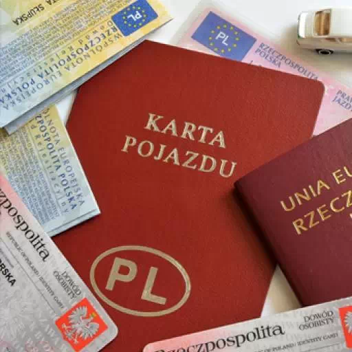 Samochód z wypożyczalni a dowód rejestracyjny – czy można jeździć wynajętym samochodem bez dowodu?
