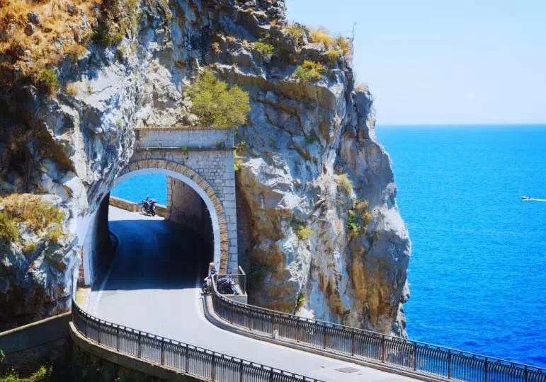 Ile się jedzie do Włoch autem? / fot. Canva.com