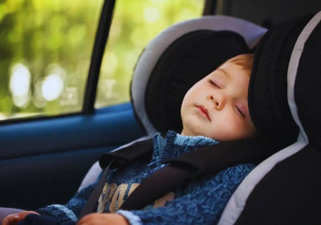 Dziecko w foteliku na przednim siedzeniu / fot. Canva.com