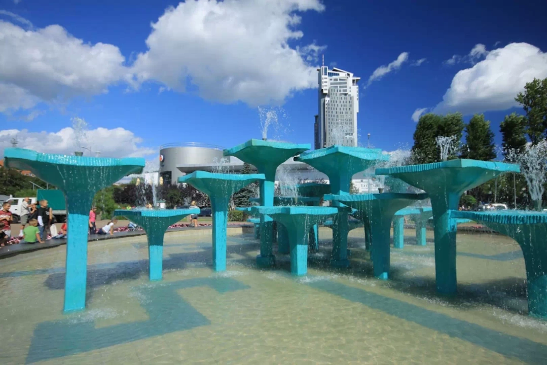 Niebieska fontanna, która znajduje się na Skwerze Kościuszki w Gdyni.