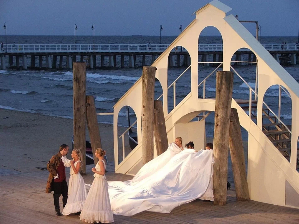 Scena Letnia Teatru Miejskiego w Gdyni, która ma miejsce przy samej linii brzegowej.