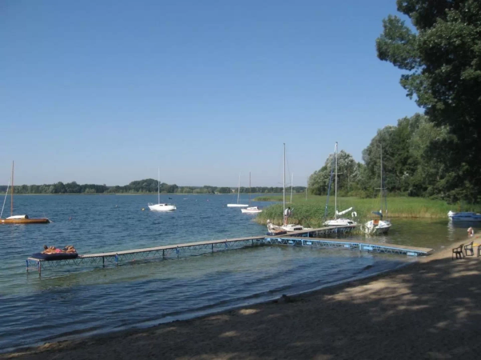 Łódki na Jeziorzeo Powidzkim