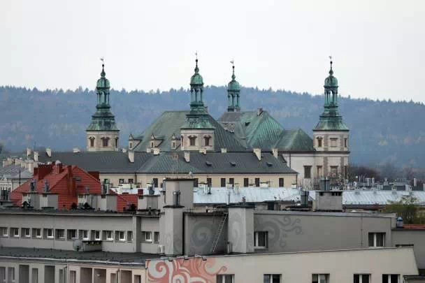 Dachy budynków oraz wierze kościała w Kielcach