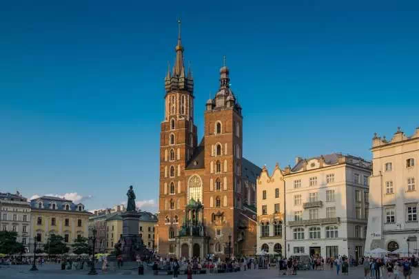 Kosciol Mariacki w Krakowie (źródło:https://carfree.pl/pl/wypozyczalnia-samochodow-bydgoszcz)