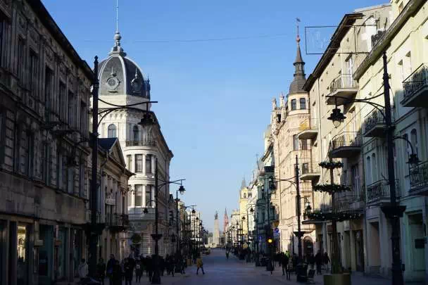 Jasne kamienice na ul. Piotrkowskiej w Łodzi