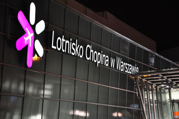 Lotnisko Warszawa Chopin (źródło: https://commons.wikimedia.org/wiki/File:A_Terminal_Ok%C4%99cie.JPG)