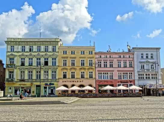 Rynek w Bydgoszczy (źródło:https://pixabay.com/pl/photos/rynek-bydgoszcz-polska-parasole-904237/)