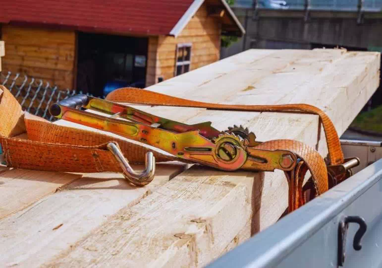 Jak zabezpieczyć ładunek, który wystaje z bagażnika / fot. Canva.com