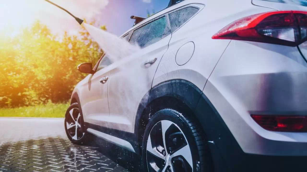 Mycie samochodu na posesji - czy można myć auto pod własnym domem?