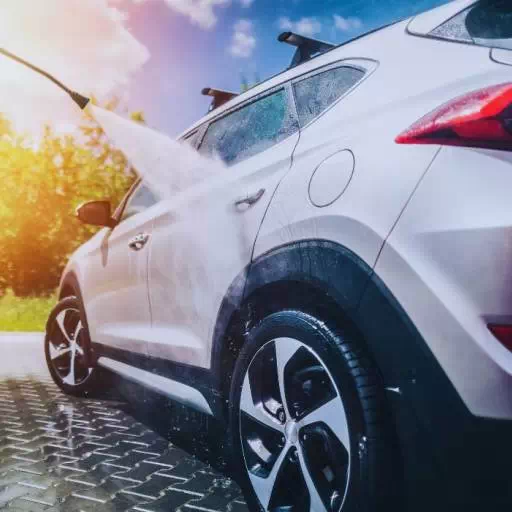 Mycie samochodu na posesji - czy można myć auto pod własnym domem?