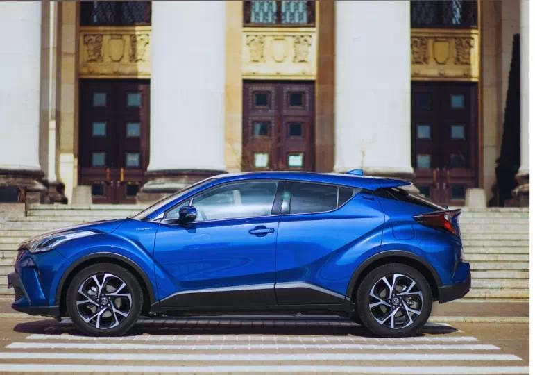 Niebieska Toyota CHR na wynajem w CarFree