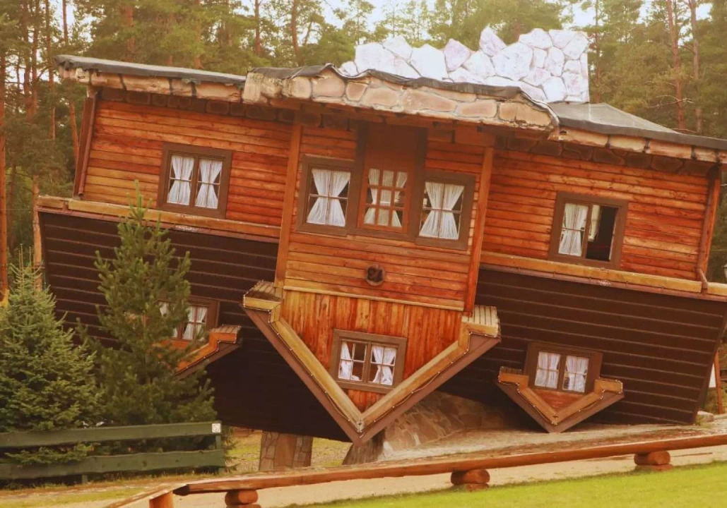Odwr&oacute;cony dom Kaszuby / fot. Canva.com