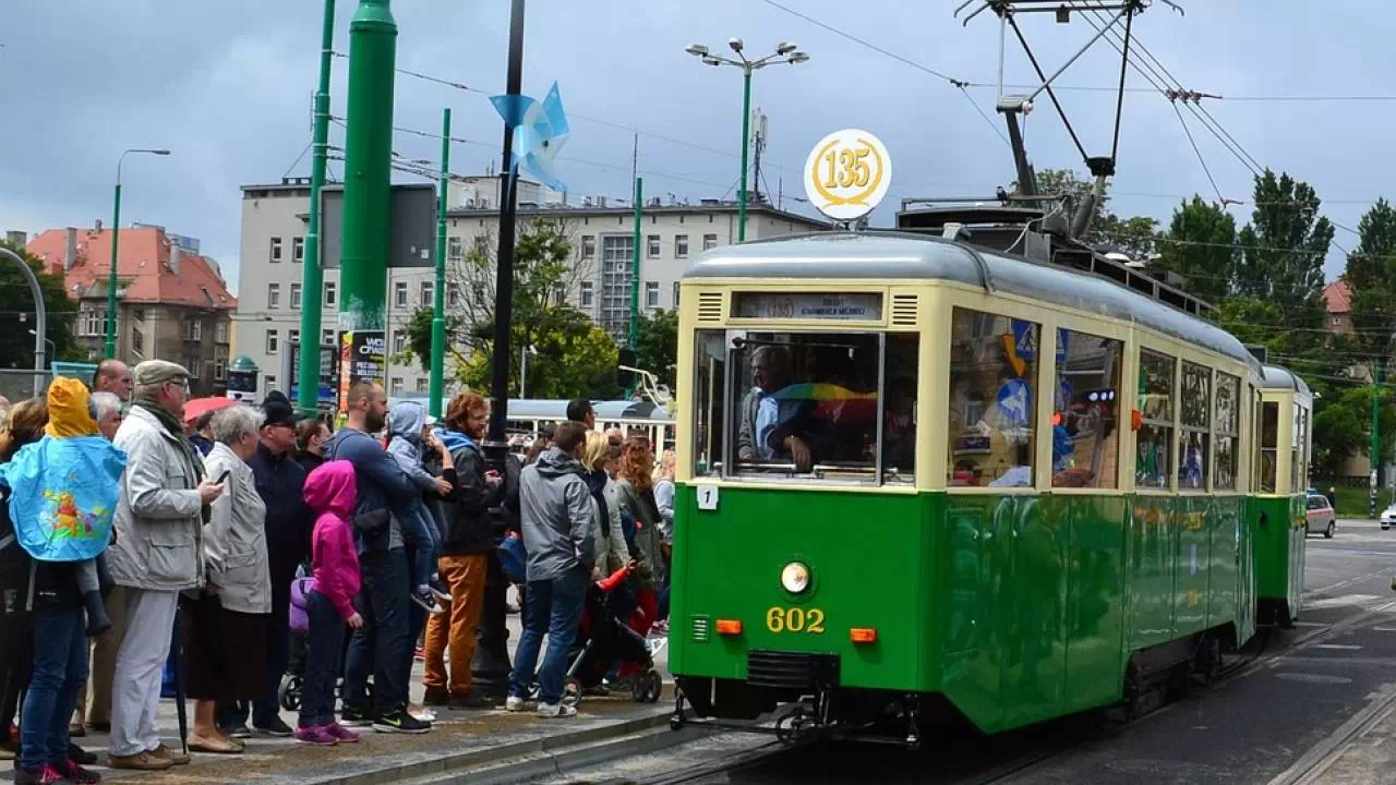 old-tram-3054142_1280.webp