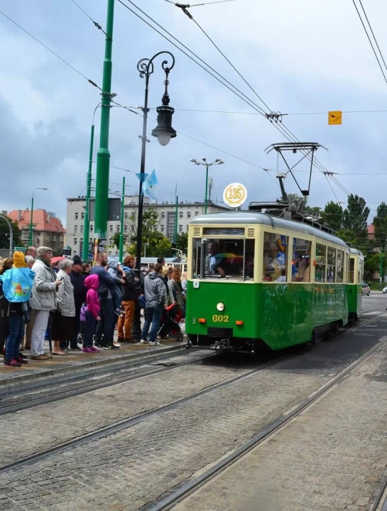 old-tram-3054142_1280.webp