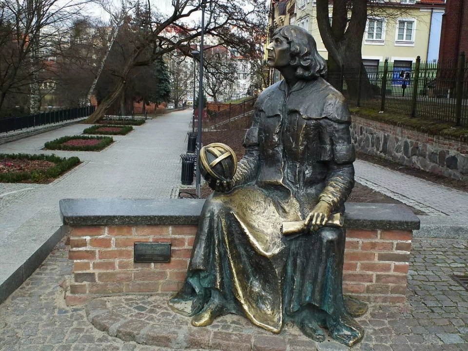 Pomnik Mikołaja Kopernika, kt&oacute;ry można zobaczyć, idąc w stronę Starego Miasta w Olsztynie.