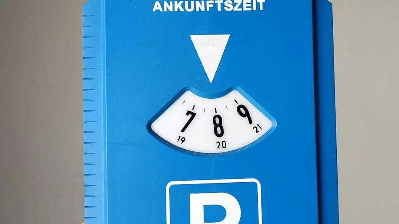 Zegar parkingowy w Niemczech – przepisy, zasady użycia, mandaty i praktyczne wskazówki dla kierowców