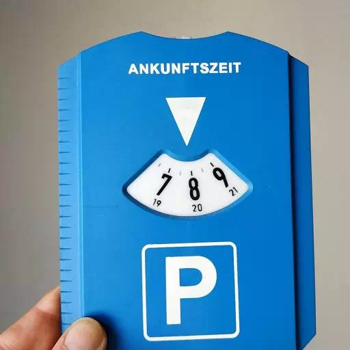 Zegar parkingowy w Niemczech – przepisy, zasady użycia, mandaty i praktyczne wskazówki dla kierowców