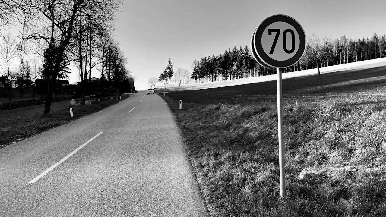 Limity prędkości na drogach w Polsce. Aktualne przepisy i mandaty
