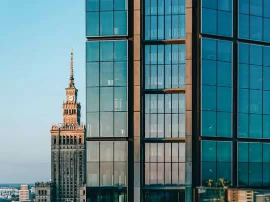 Warszawa, Wieżowiec i PKiN (źródło:https://www.pexels.com/pl-pl/zdjecie/miasto-znane-miejsce-drapacze-chmur-architektura-17076306/)