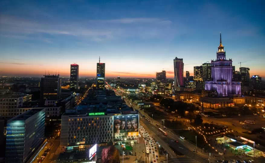 Widok na centrum Warszawy przy zachodzie słońca.