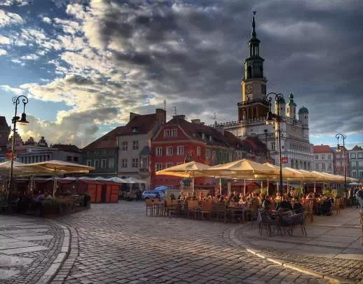 Kolorowe kamienice i wieża na poznańskim rynku.