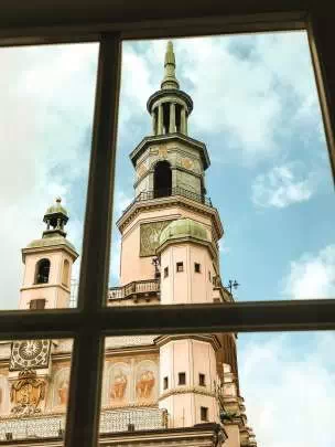 Wieża kościelna, widok z okna w Poznaniu