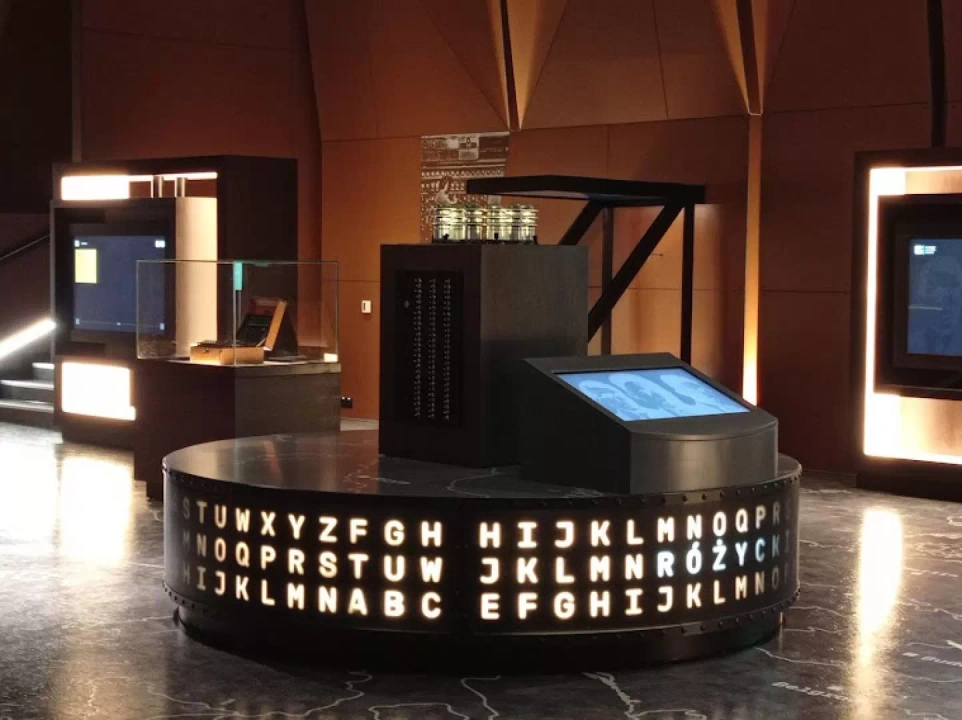 Atrakcje turystyczne w Poznaniu to także muzea - np. widoczne na zdjęciu Centrum Szyfrów Enigma obok Placu Wolności.