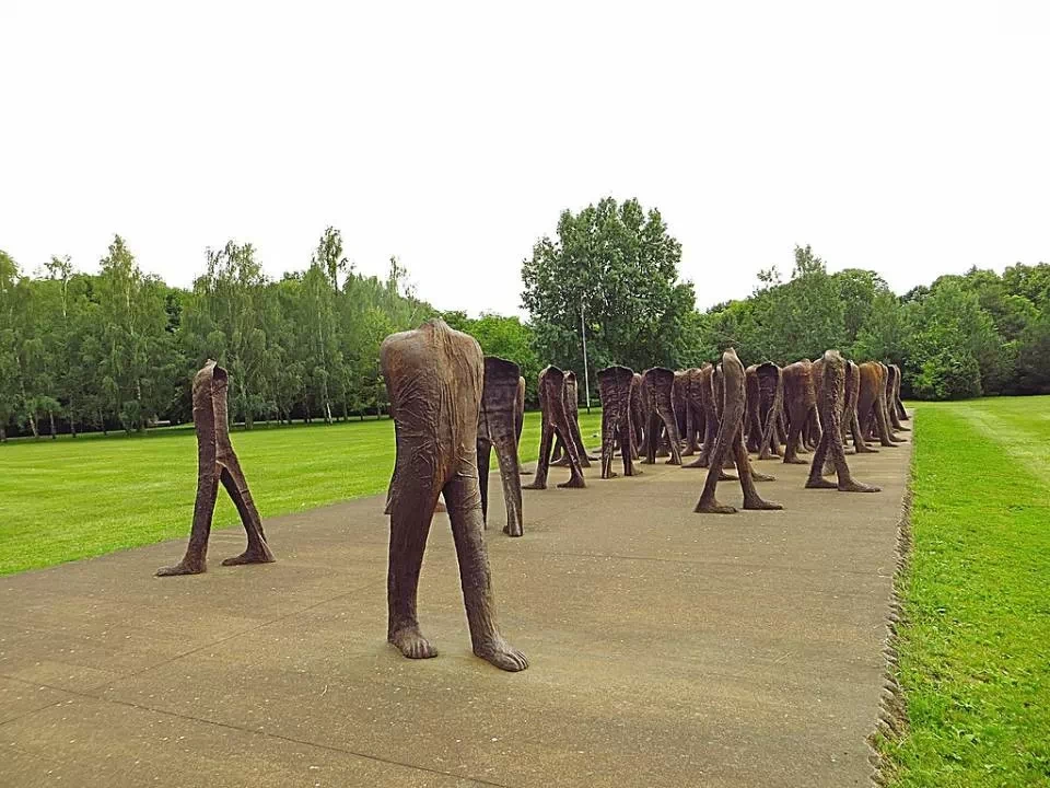 łynne rzeźby o nazwie Abakany, które znajdują się na poznańskiej Cytadeli.