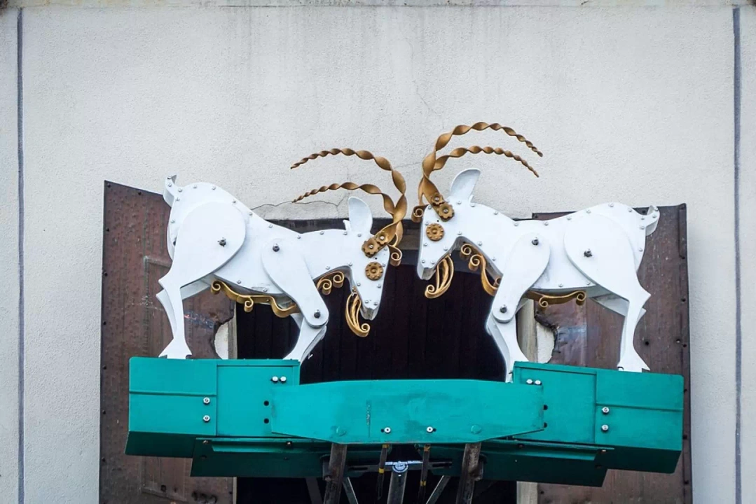 edna z najpopularniejszych atrakcji Poznania, czyli dwa trykające się rogami koziołki.