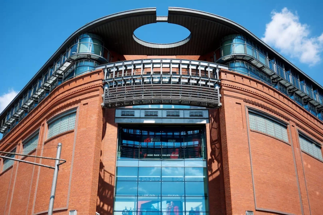 Budynek Starego Browaru prezentuje się imponująco, dlatego przechodząc ulicą Półwiejską, nie da się minąć go obojętnie.