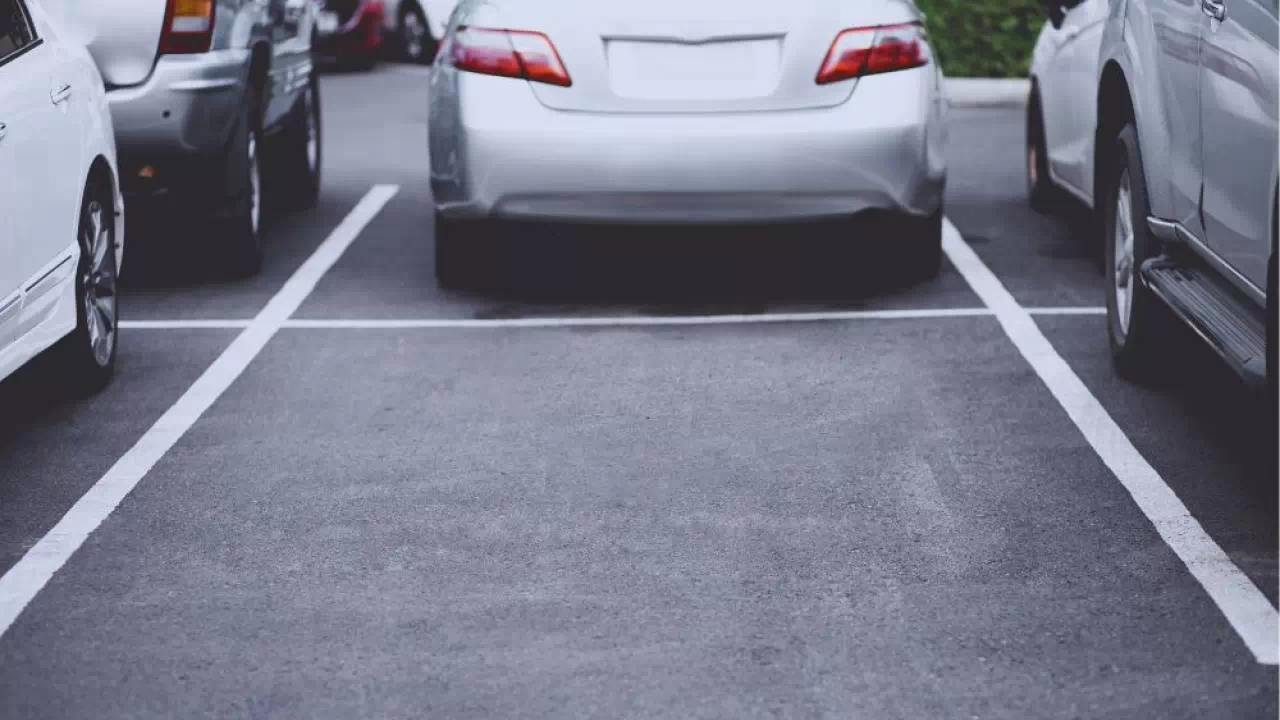 Parkowania tyłem do budynku - co grozi?