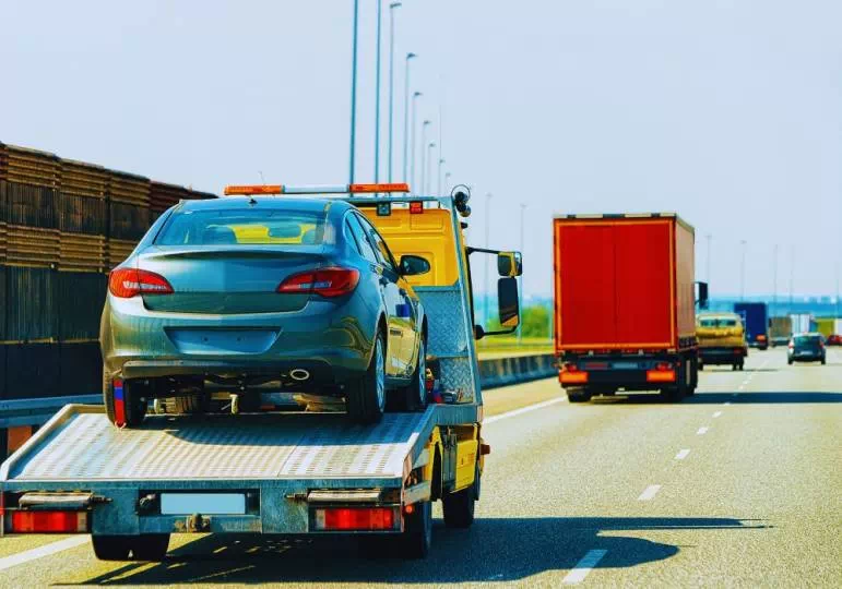 Samochód na lawecie na autostradzie