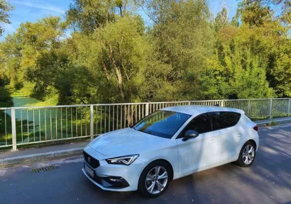 Seat Leon na moście