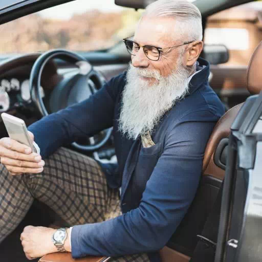 Wypożyczenie samochodu przez starszych kierowców – czy istnieje górna granica wieku?