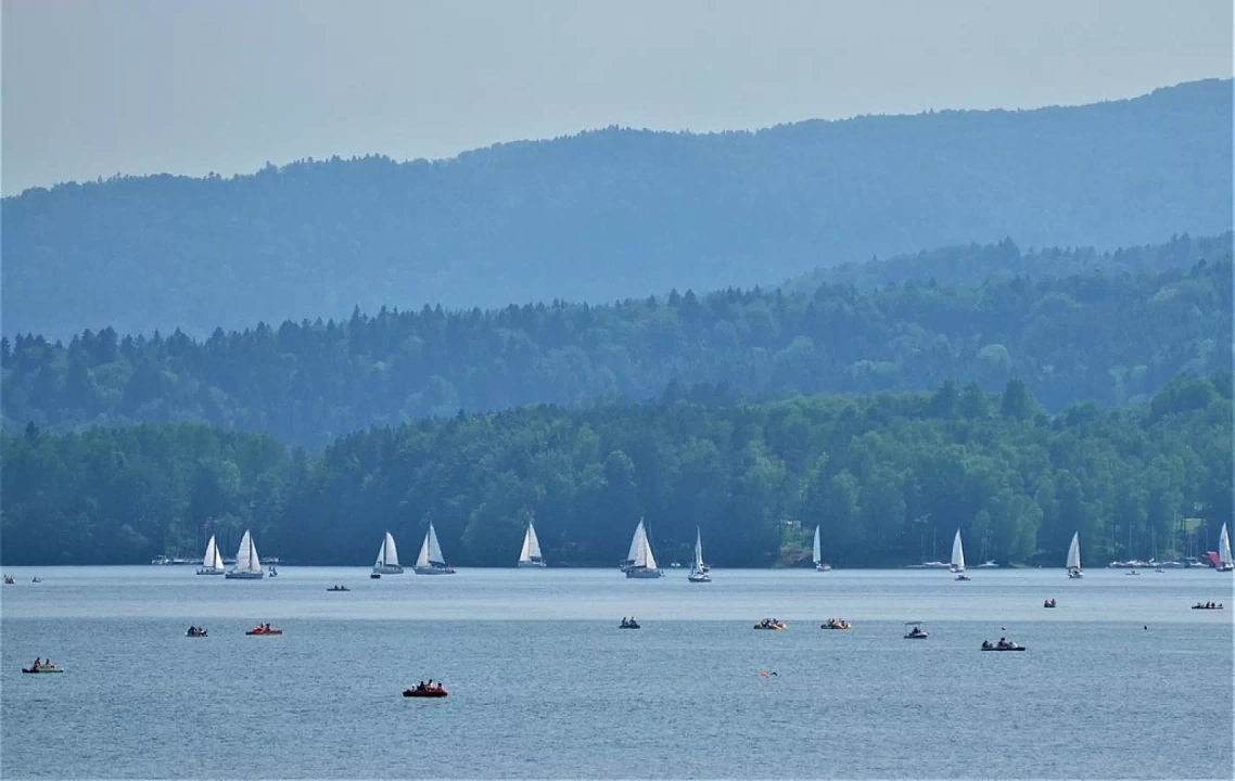 Jezioro Solińskie, czyli jedno z najpiękniejszych miejsc w Bieszczadach - wspaniałe widoki na południową część Soliny. Tutaj odpoczniesz od miejskiego zgiełku.